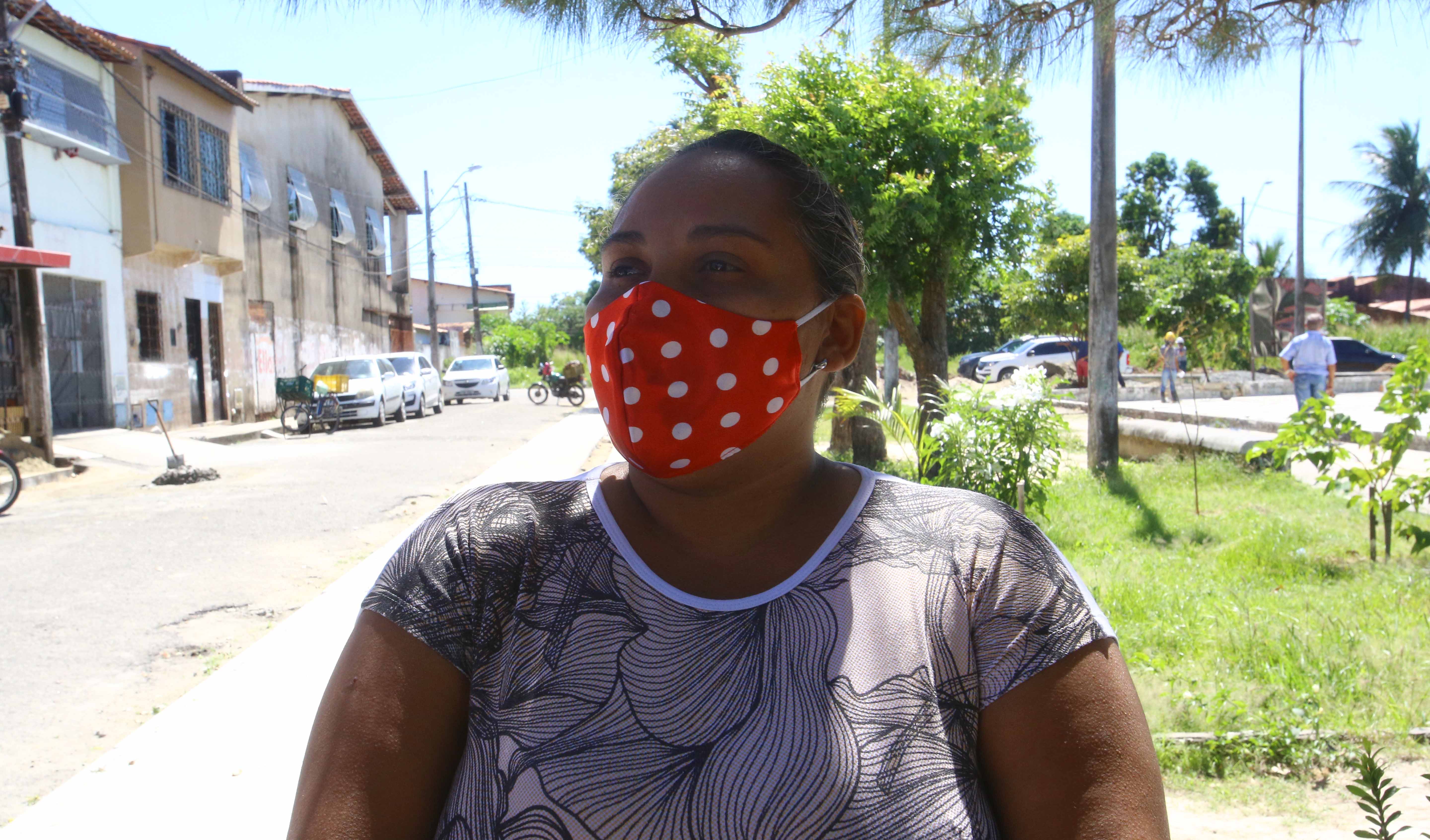 mulher de frente olhando para o lado e usando máscara